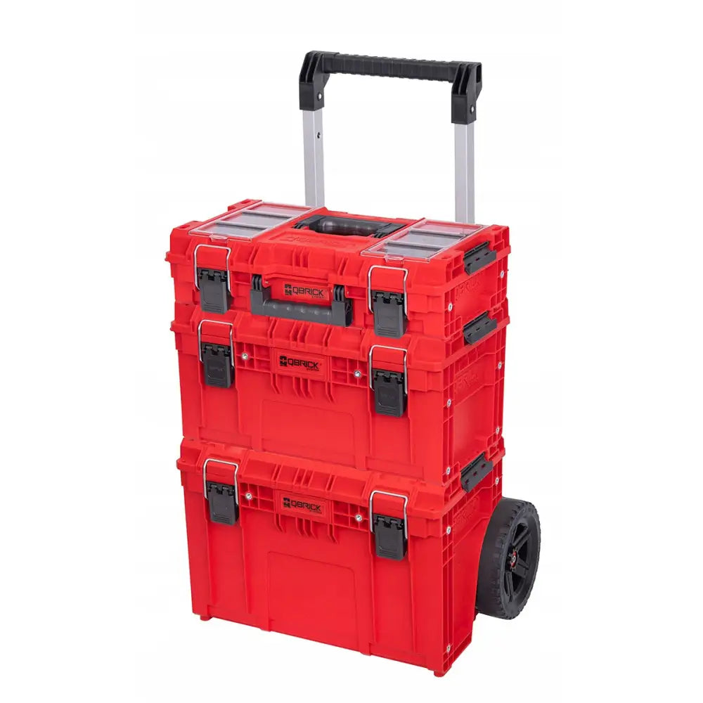 Qbrick System Prime Sett 2 Red Ultra, tre røde verktøykasser på hjul med teleskophåndtak, skrå vinkel.