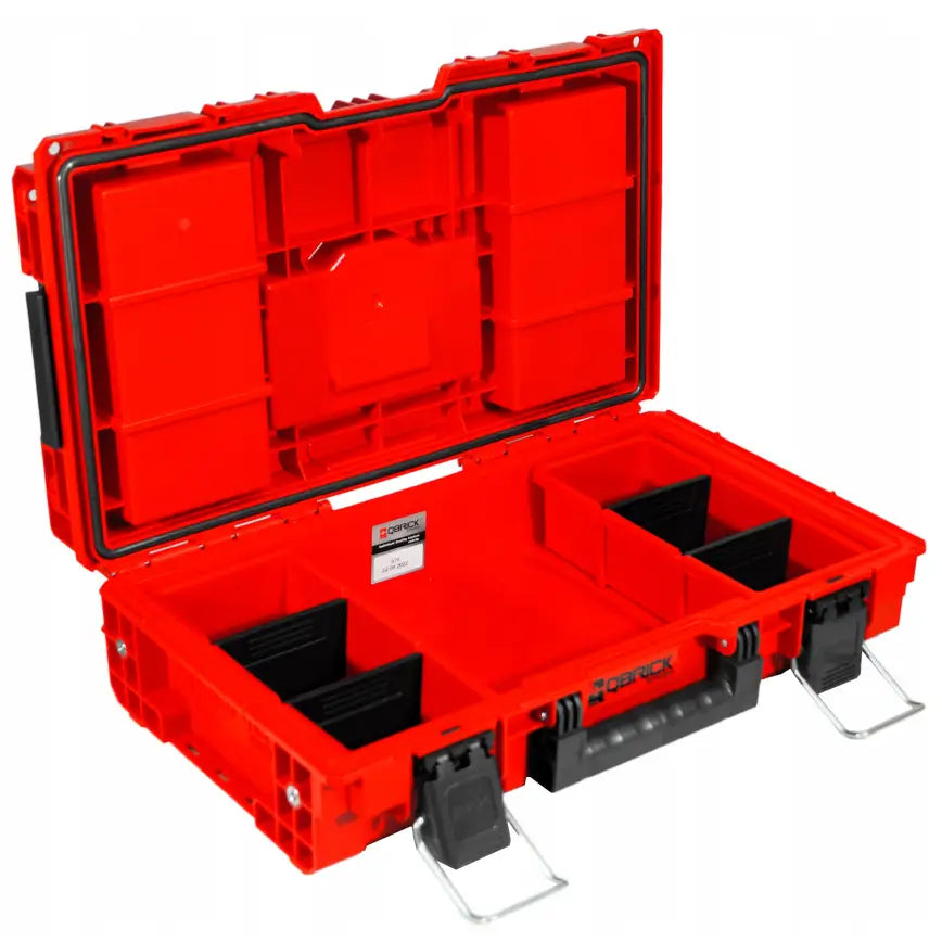 Qbrick System Prime Sett 2 Red Ultra verktøykasse med åpent lokk, viser justerbare rom og solide låser.