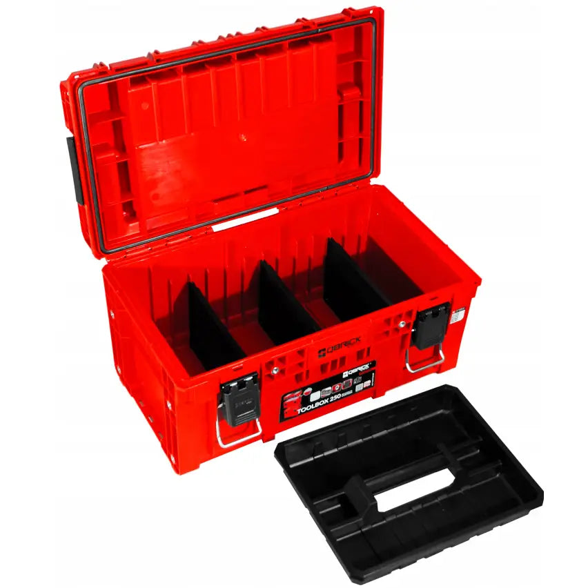 Qbrick System Prime Sett 2 Red Ultra verktøykasse med åpnet lokk, synlige skillevegger og uttakbar innmat.