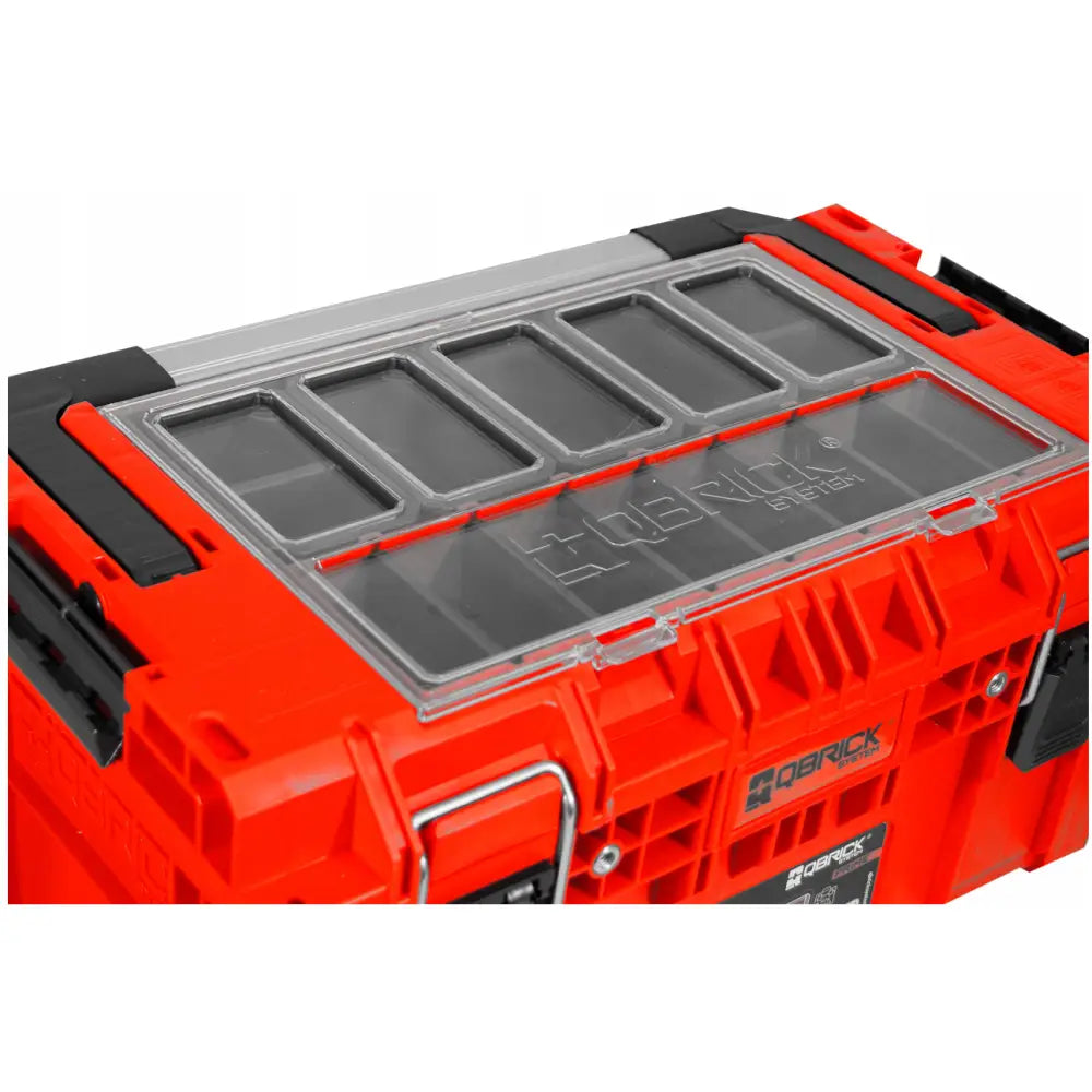 Qbrick System Prime Sett 2 Red Ultra, rød verktøykasse sett fra skrå vinkel med åpne organiseringsrom i lokket.