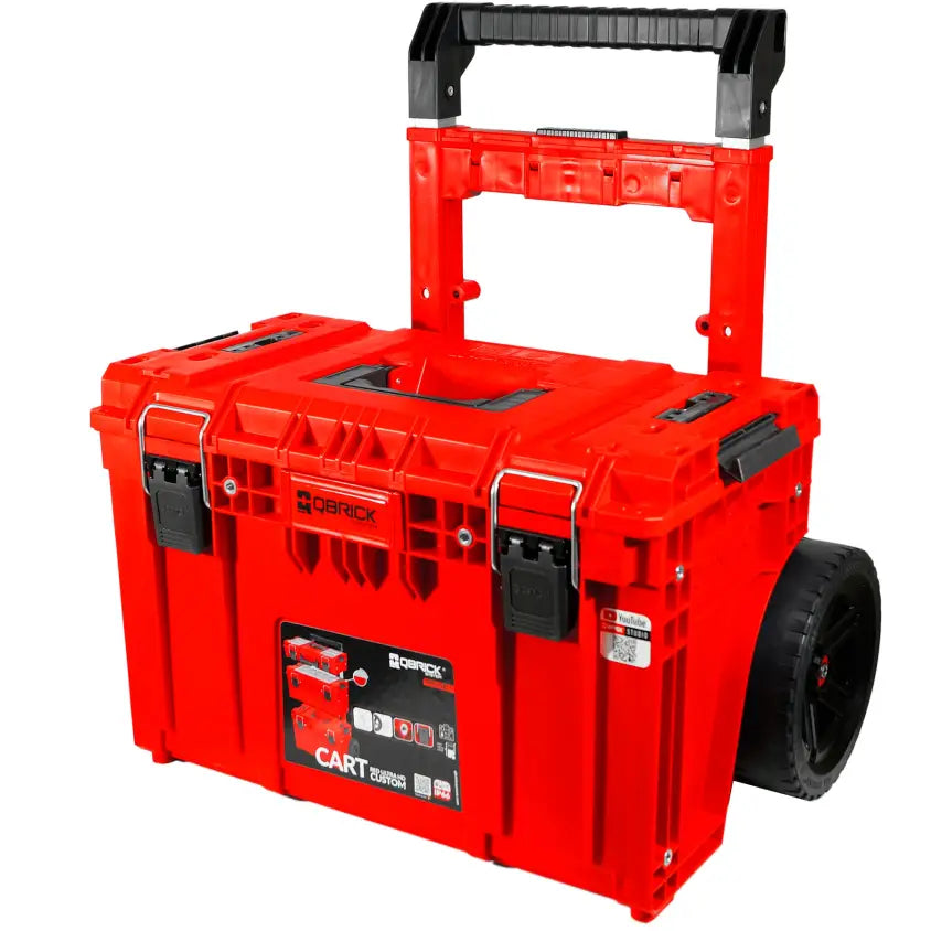 Qbrick System Prime Sett 2 Red Ultra verktøykasse, skrå forfra med hjul, bærehåndtak og metallspenner synlig.