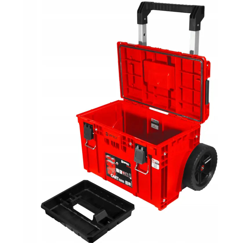 Qbrick System Prime Sett 2 Red Ultra verktøykasse med åpent lokk, sort innsatsbrett og teleskophåndtak.