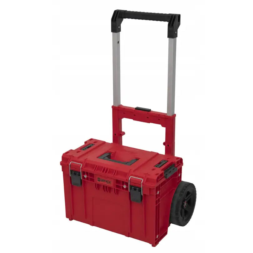 Qbrick System Prime Sett 2 Red Ultra verktøykasse, skrå forside med hjul, teleskophåndtak og sorte låser.