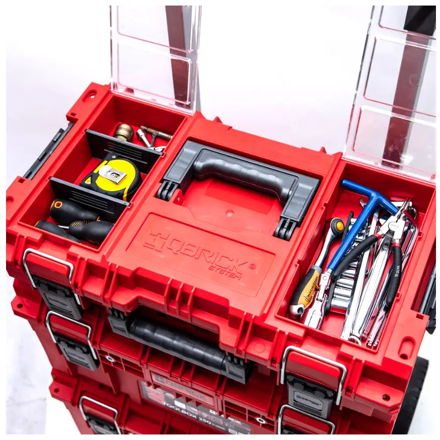 Qbrick System Prime Sett 2 Red Ultra verktøykasse, toppvisning med håndverktøy sortert i åpne rom og gjennomsiktige lokk.