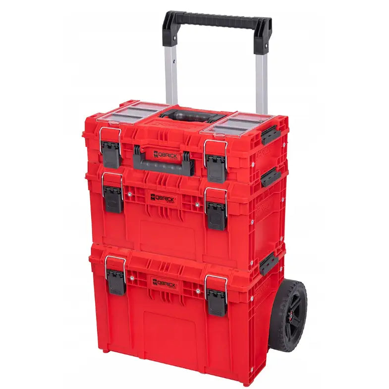 Qbrick System Prime Sett 2 Red, skrå forsidevisning med metallspenner, sorte hjul og teleskophåndtak.