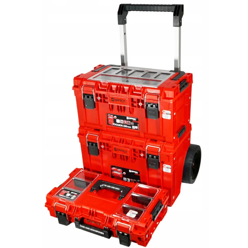 Qbrick System Prime Sett 2 Red Ultra, frontbilde som viser tre røde moduler med hjul og teleskophåndtak.