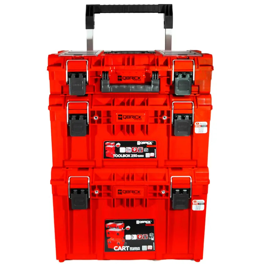 Qbrick System Prime Sett 2 Red Ultra, tre røde verktøykasser stablet med uttrekkbart håndtak og solide låser.