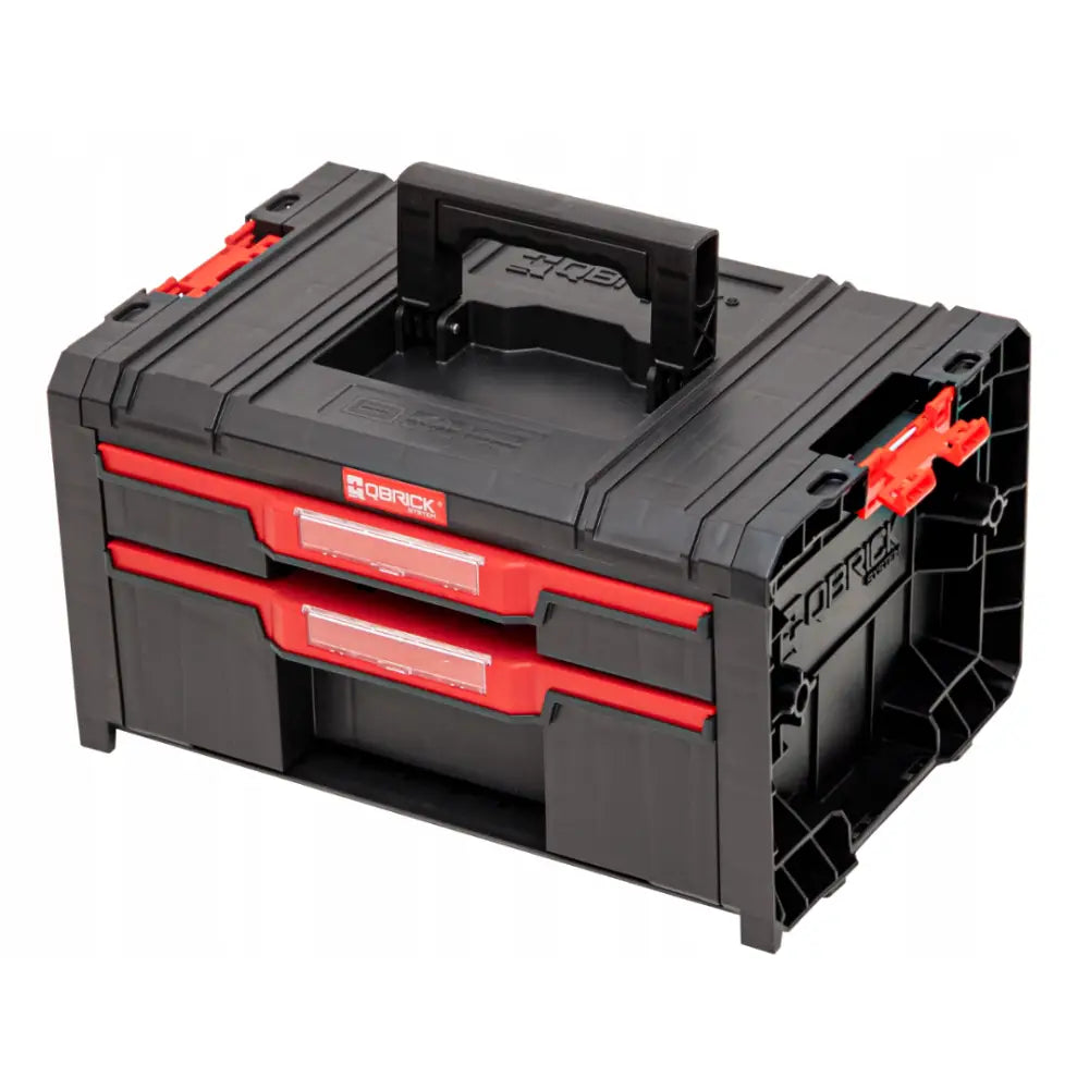 Qbrick System Pro verktøykasse med to røde uttrekksskuffer, sett skrått forfra med bærehåndtak og låser.