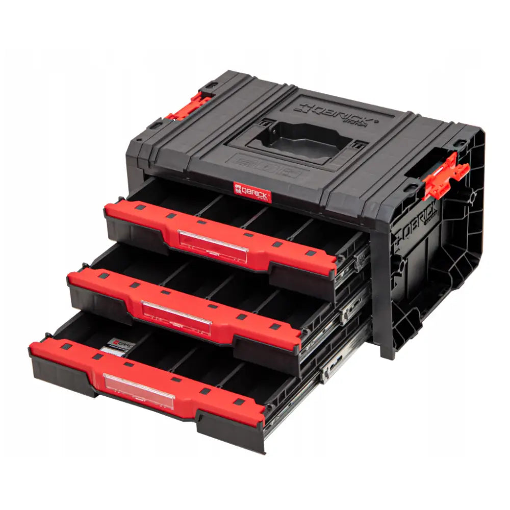 Qbrick System Pro skuffeverksted, sort verktøykasse med tre åpne skuffer med røde fronter og etikettvinduer.
