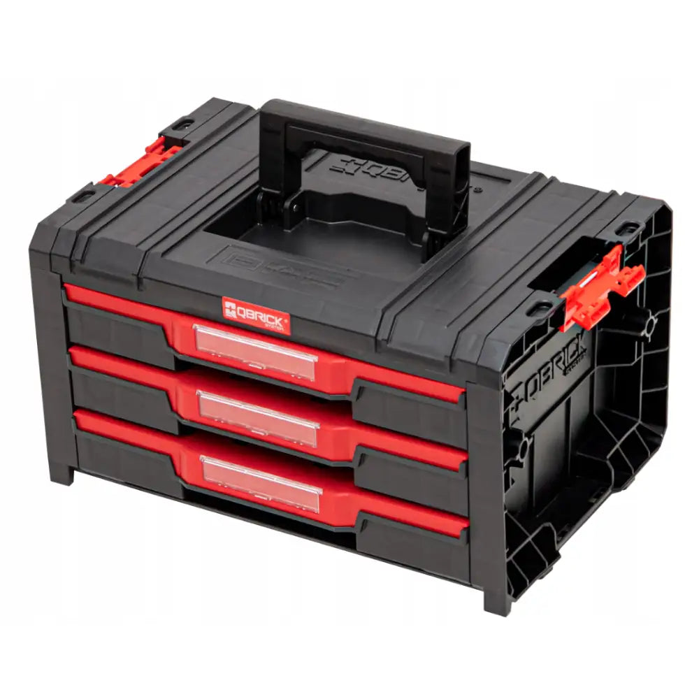 Qbrick System Pro oppbevaringsboks med tre uttrekksskuffer, sett skrått forfra med strukturert ytterkant og røde låser.