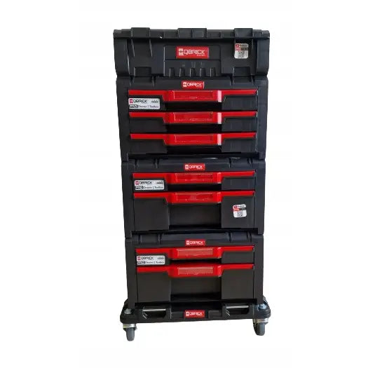 Qbrick System Pro Skuffeverksted Sett 1 Pluss, frontbilde av sort og rødt oppbevaringssystem med skuffer på hjul.
