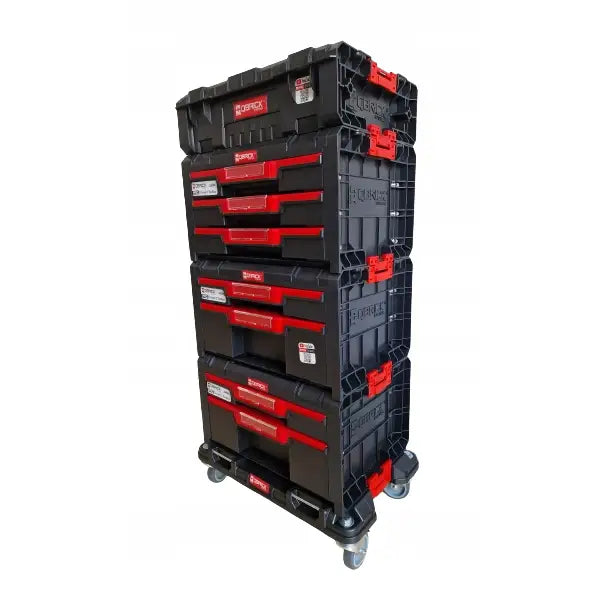 Qbrick System Pro Skuffeverksted Sett 1 Pluss, stablede svarte kasser med røde detaljer på tralle, skrå frontvisning.