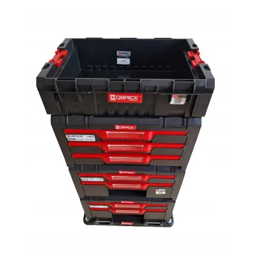 Qbrick System Pro Skuffeverksted Sett 1 Pluss, toppvisning med åpent lokk og flere synlige skuffer.