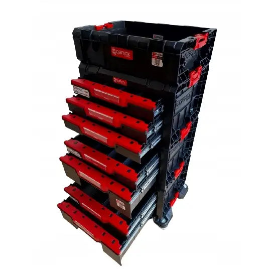 Qbrick System Pro skuffeverksted, seks røde skuffer trukket ut i svart plastvogn, skrå frontvinkel.