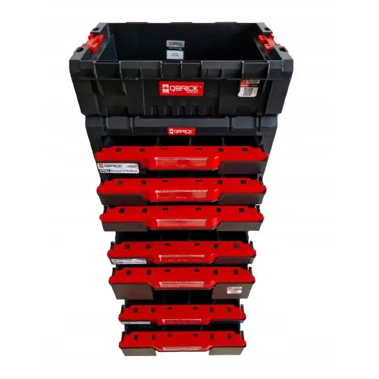 Qbrick System Pro Skuffeverksted Sett 1 Pluss, frontbilde med åpnet toppkasse og røde skuffer med håndtak.