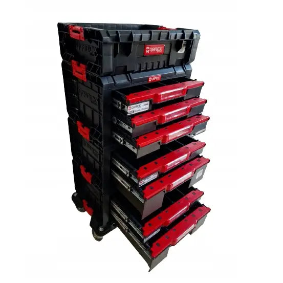 Qbrick System Pro Skuffeverksted Sett 1 Pluss, sort verktøykasse på hjul med røde skuffer trukket ut og solide låser.