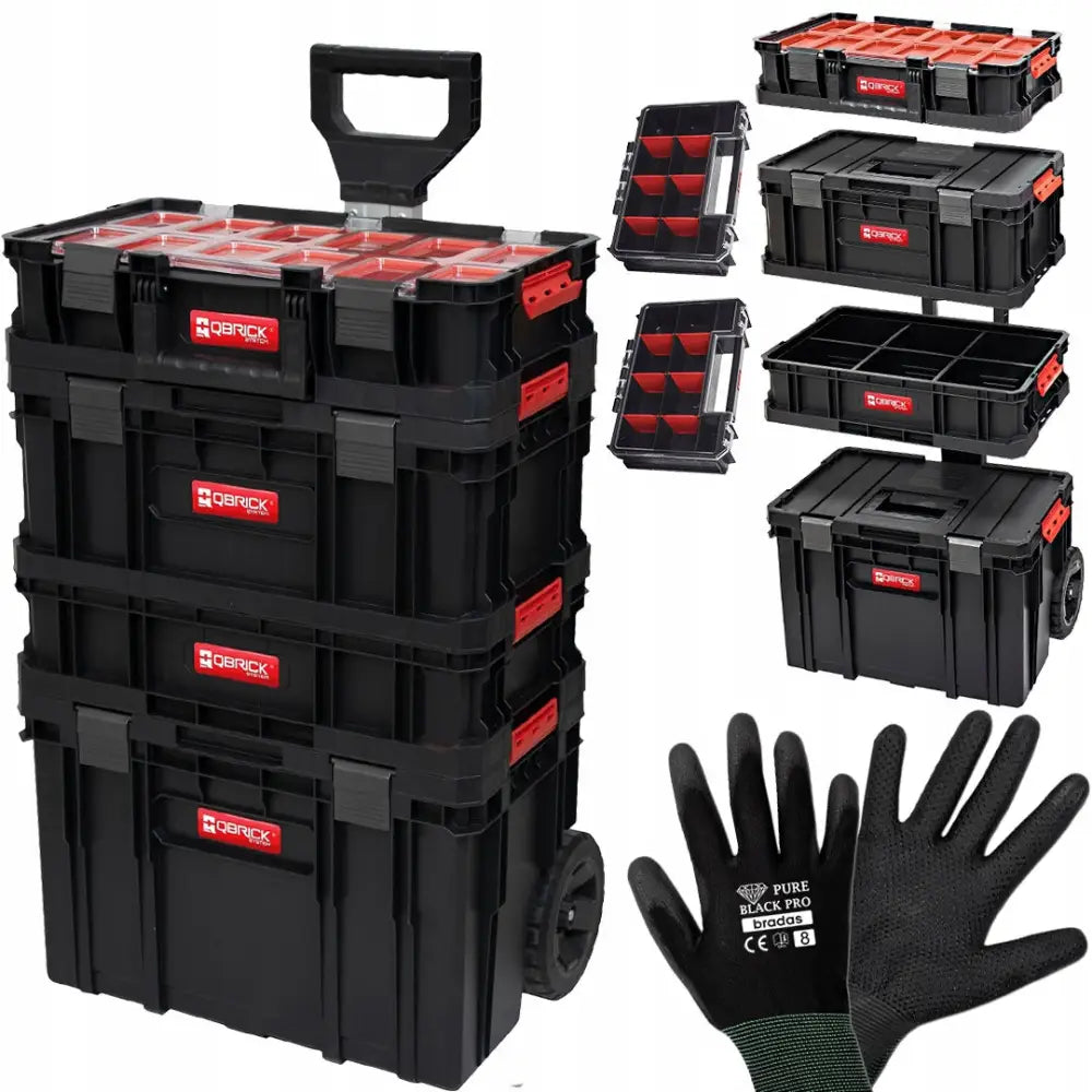 Qbrick verktøykasse sett, stablet og vist skrått med røde detaljer, hjul, håndtak og arbeidshansker.