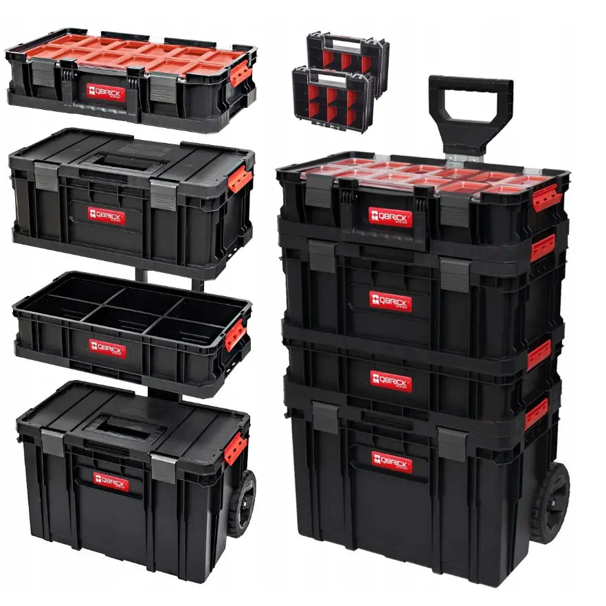 Qbrick verktøykasse sett Two, stablebare bokser i sort plast med røde detaljer, hjul og uttrekkbart håndtak.