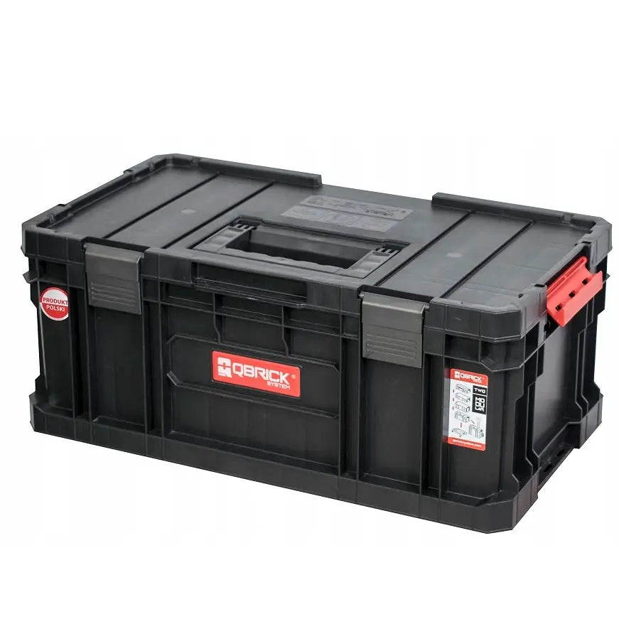 Qbrick verktøykasse sett, skrå frontvisning med røde detaljer, kraftig bærehåndtak og tydelige dekaler.