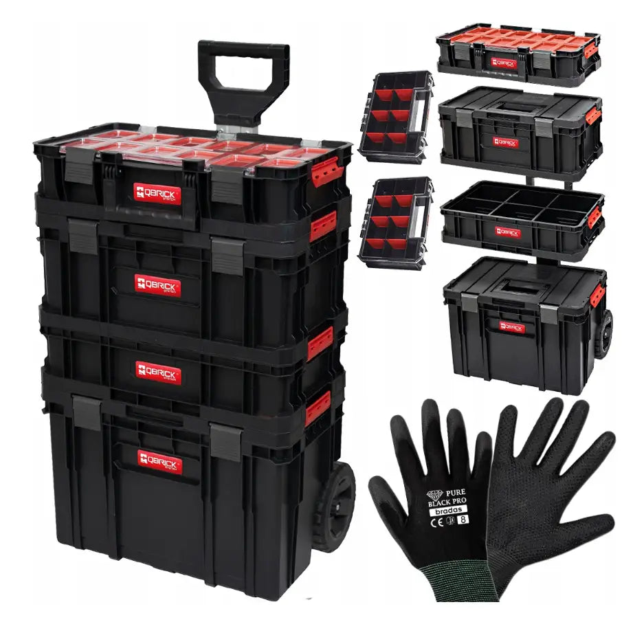 Qbrick verktøykasse sett Two 6I1 på hjul med stablede bokser, røde detaljer og sorte hansker ved siden av.