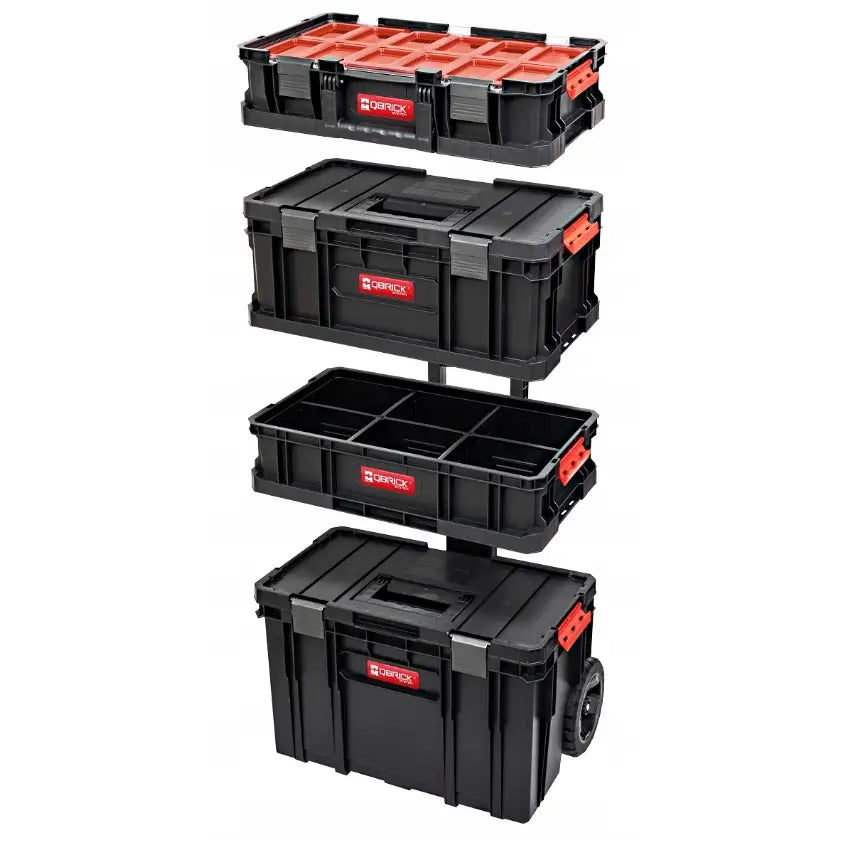 Qbrick verktøykasse sett, fire sorte kasser med røde detaljer stablet, nederste kasse med hjul og håndtak.