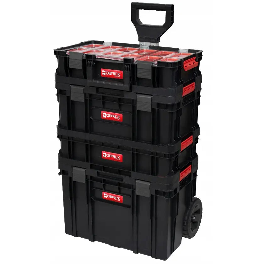 Qbrick verktøykasse sett, tre svarte bokser med røde detaljer og hjul, skråvisning med lokket synlig.