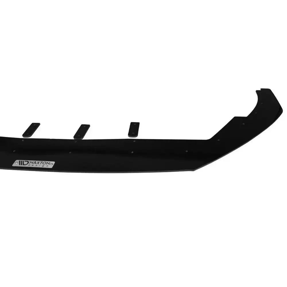 Frontspoiler til Ford Focus ST MK4 i sort plast, sett skrått ovenfra med logo og tre monteringsfester.