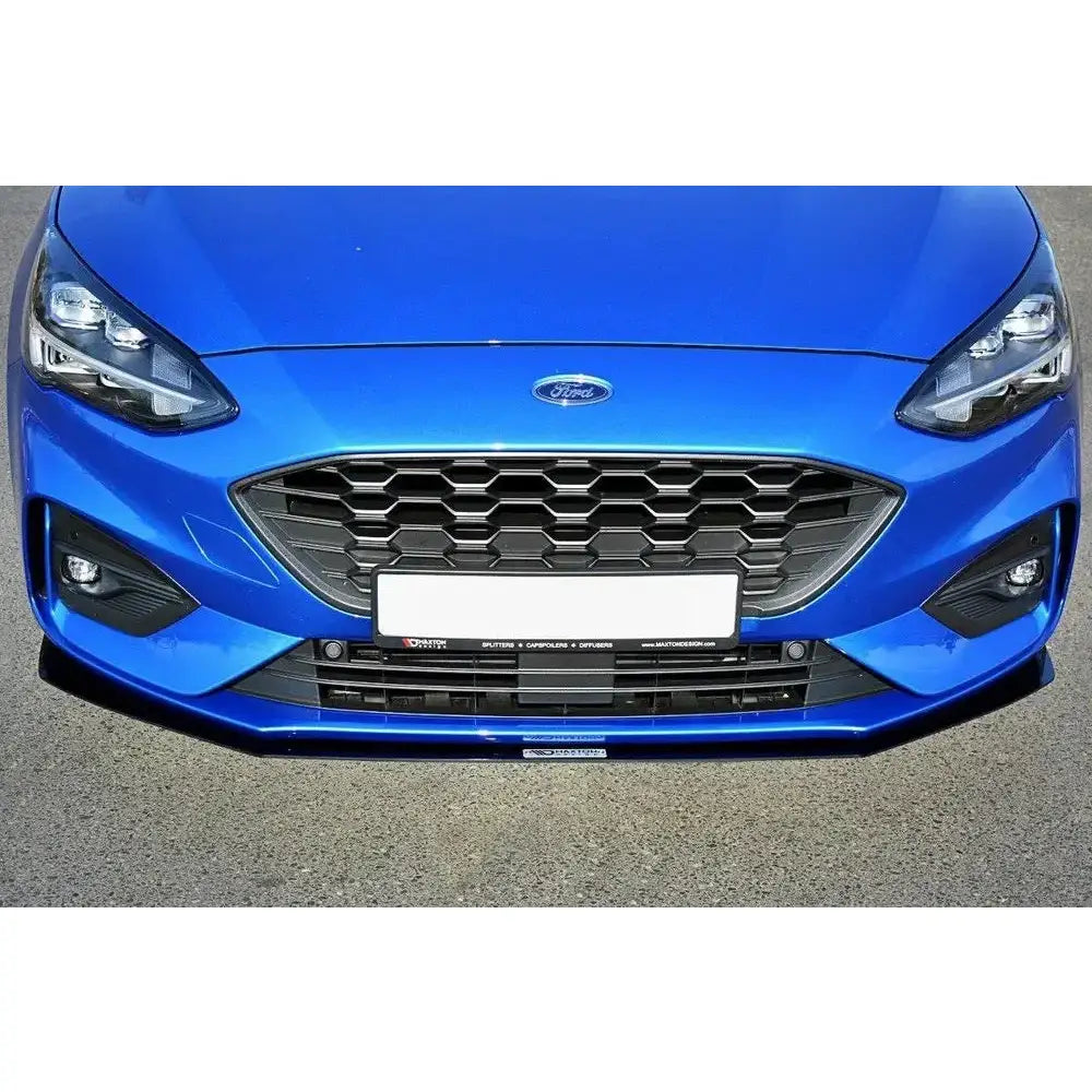 Frontleppe til Ford Focus ST med sort grill og synlig logo midt på panseret, sett rett forfra.
