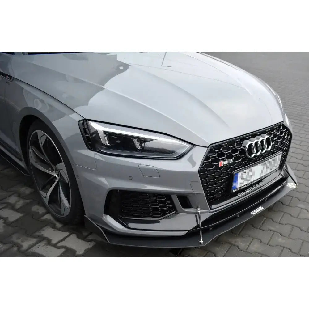 Frontleppe på Audi RS5 F5 Coupe med sort bikubemønstret grill og aerodynamisk splitter med metallstøtter.