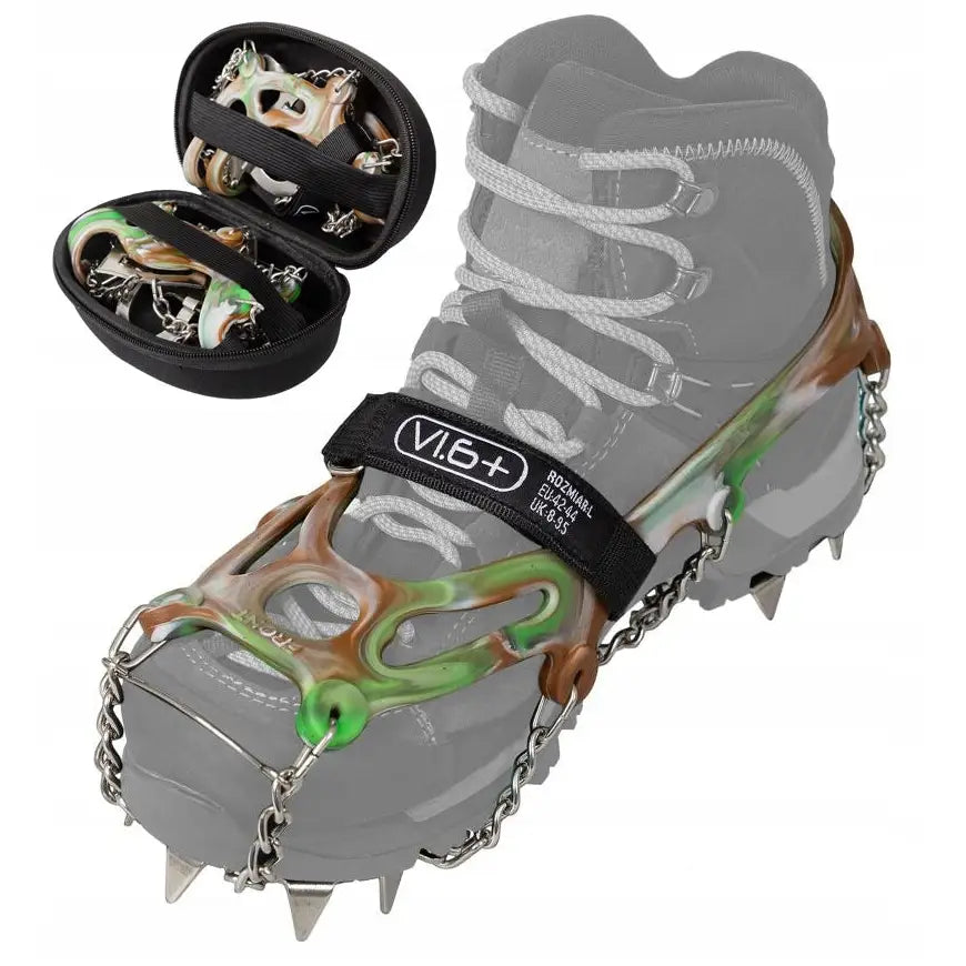 Raczki Pro Traxion brodder i kamuflasje, montert på sko og vist sammen med svart oppbevaringsetui.