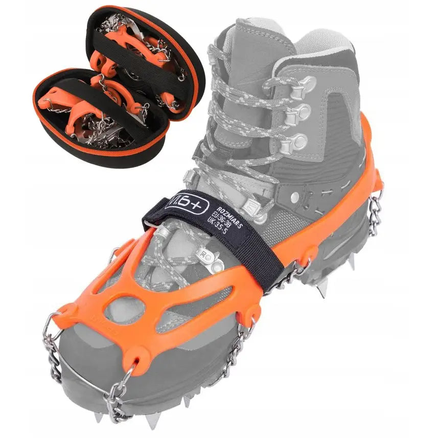 Raczki Pro Traxion brodder i oransje gummi og metall, montert på turstøvel, med veske øverst til venstre.