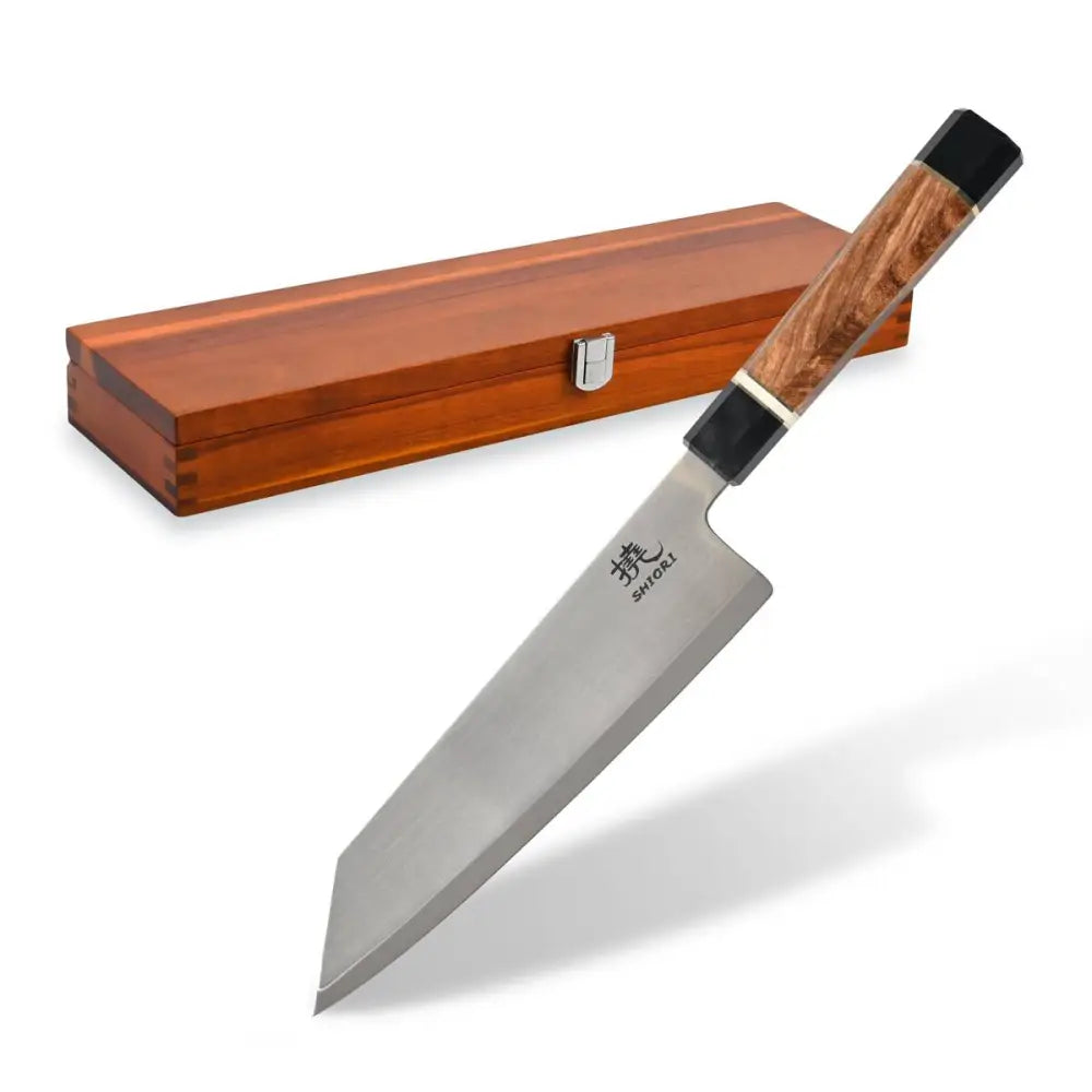 Raffinert kokkekniv Shiori Nubari Sifu med sølvfarget blad, lyst trehåndtak og brun oppbevaringsboks.