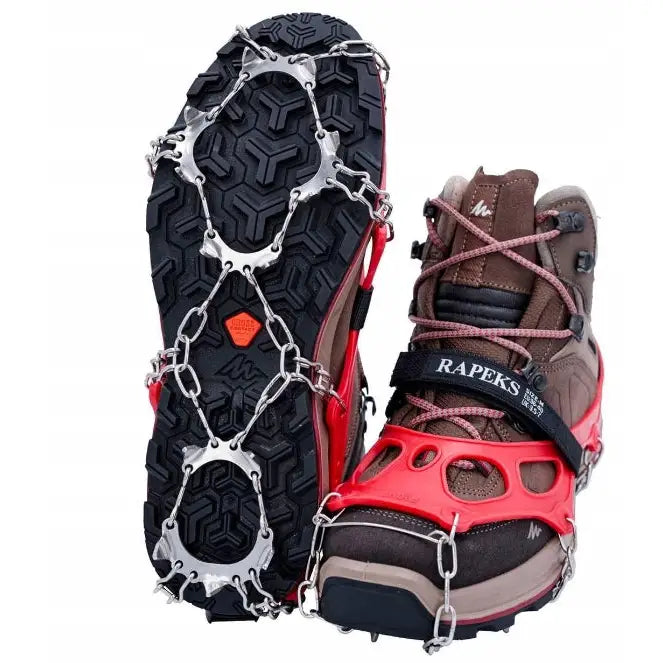 Raki Rapeks Icetrak Light brodder i rød silikon med metallkjettinger, sett fra siden og undersiden på sko.
