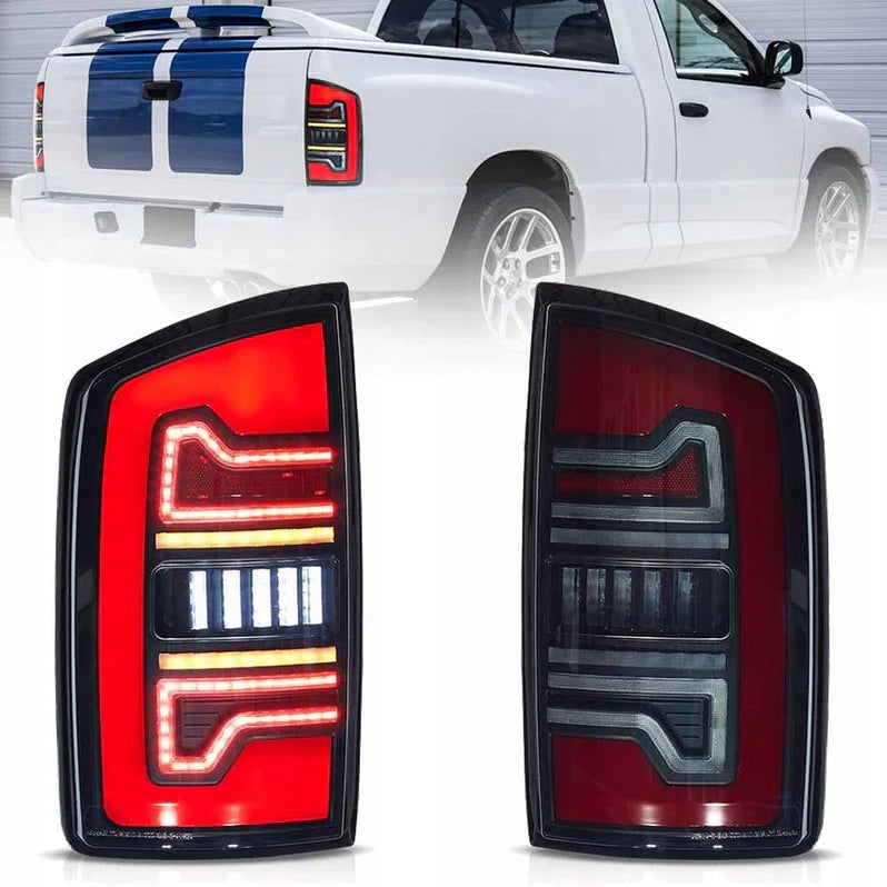 Baklykter Dodge Ram 02-08 i red smoke med hvit pickup med striper i bakgrunnen.