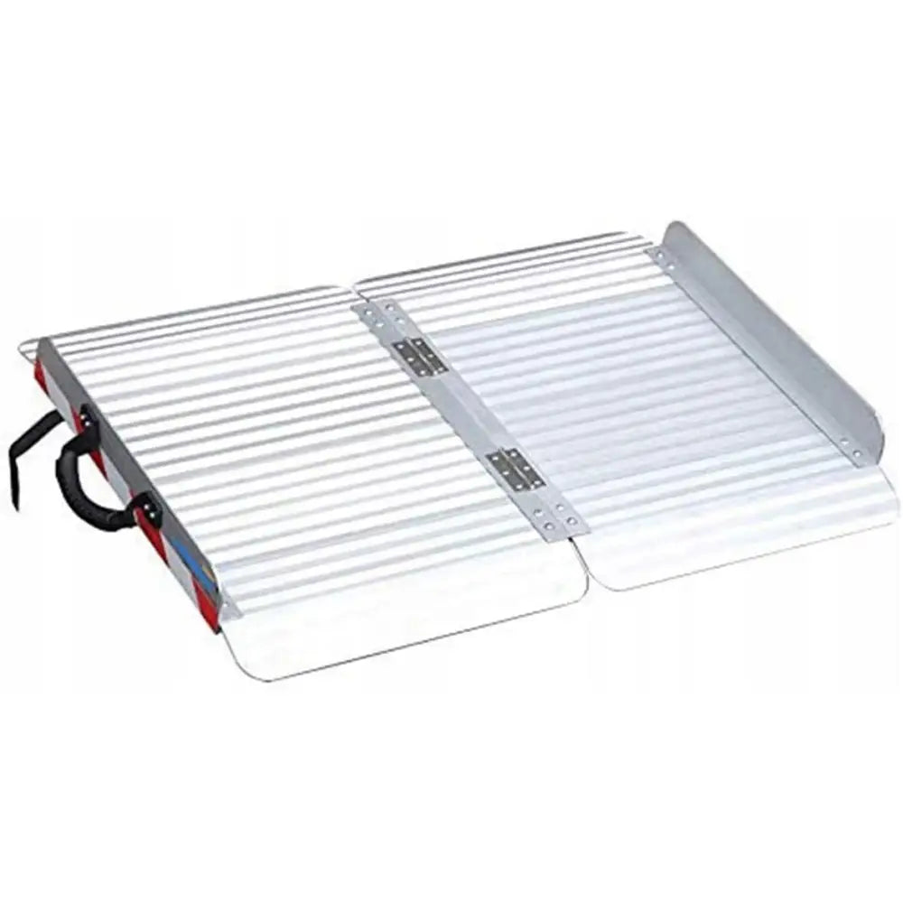 Sammenleggbar aluminiumsrampe for rullestol, sett skrått ovenfra med bærehåndtak og riflede overflater.