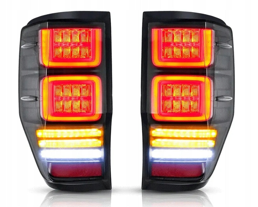 Baklykter Ford Ranger 11-22 i klart glass med svart innmat og røde LED-konturer.