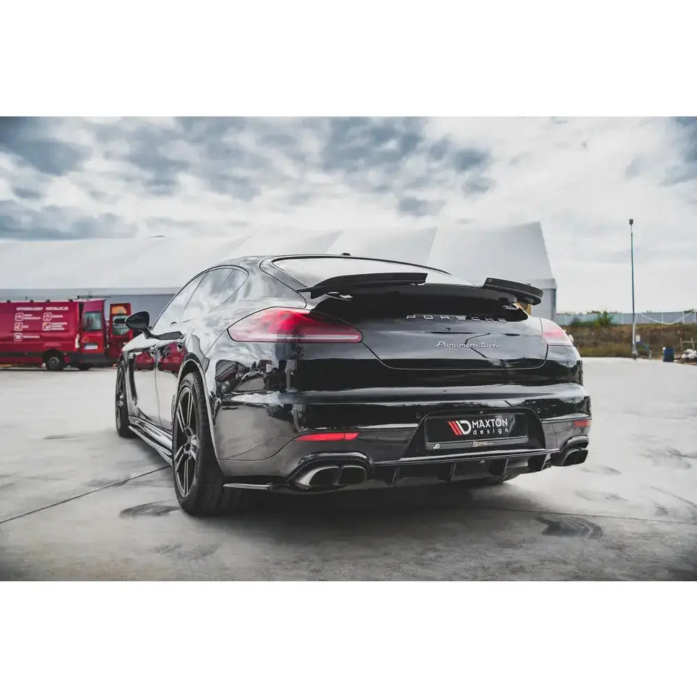 Diffuser montert under bakstøtfanger på Porsche Panamera 970 detaljbilde
