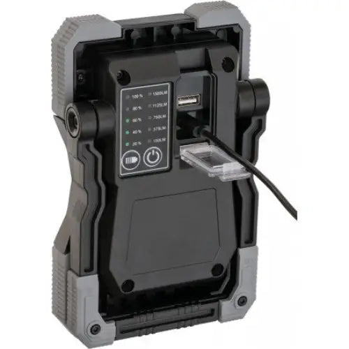 Reflektor Batteri LED RUFUS, nærbilde av bakside med USB-port, ladeindikatorer og tilkoblet kabel.