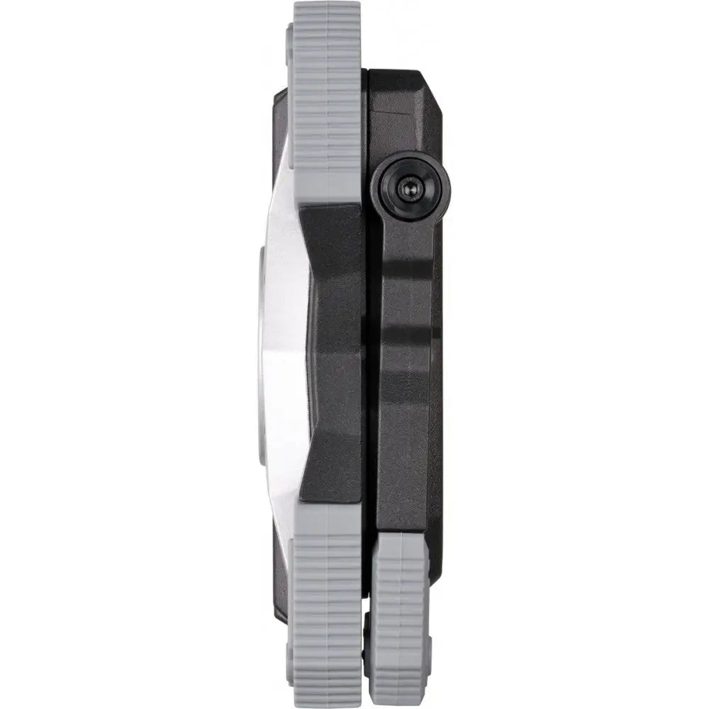 Reflektor Batteri LED RUFUS 3000lm med høyttaler, sidevisning med grå knotter og sort knapp på robust plast og metall.