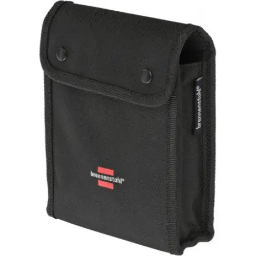 Svart tekstilveske med trykknapper, synlige sømmer og liten merkelapp, sett skrått forfra.