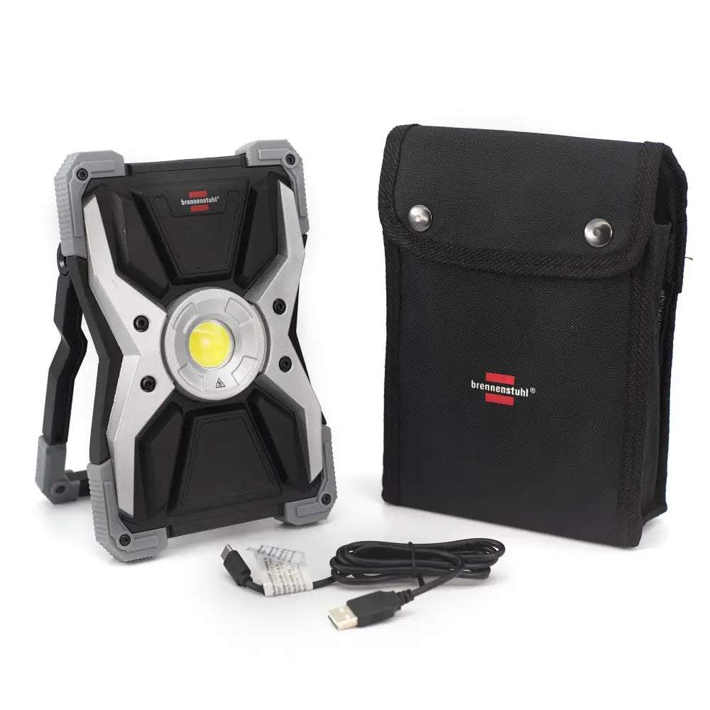 Reflektor Batteri LED RUFUS 3000lm med høyttaler, skråvisning med sort veske og USB-ladekabel synlig.