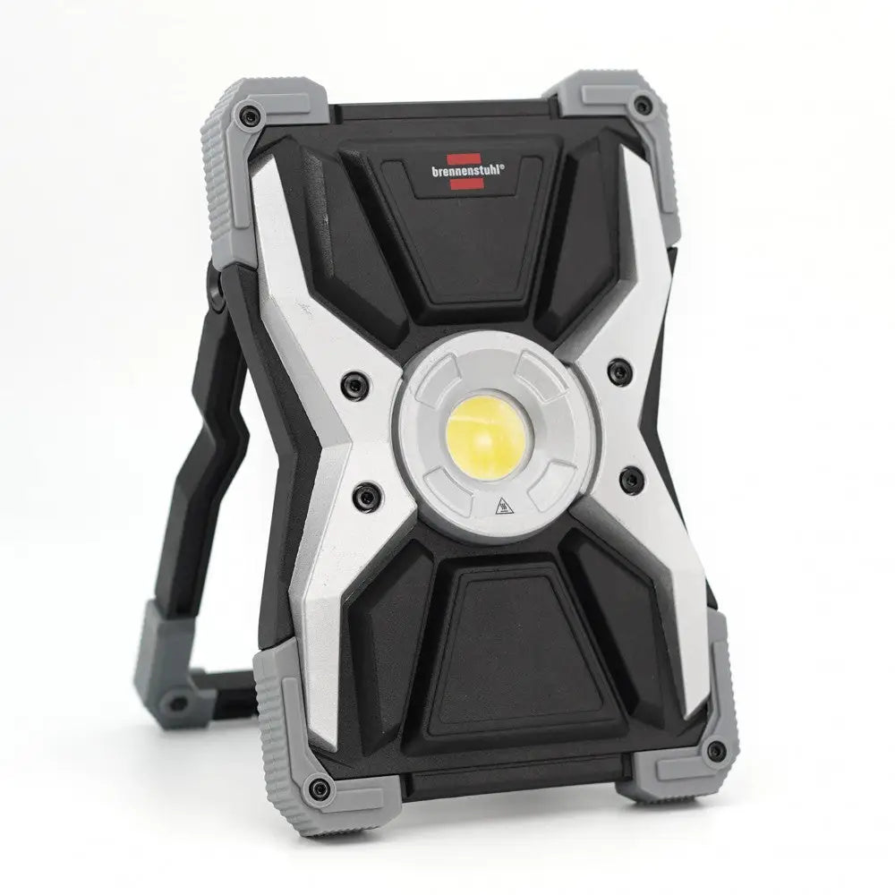 Reflektor LED 360°, skrå forfra med synlig stor LED-lyskilde, robust svart og grått plastdesign med håndtak.