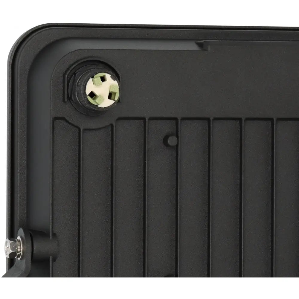 Reflektor LED JARO 14060, detalj av sort ribbet bakpanel med rund kontakt og sølvfarget skrue.