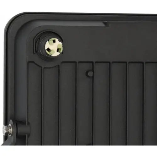 Reflektor LED JARO, detalj av riflet hjørne med rund lysegrønn og svart skrukobling øverst til venstre.