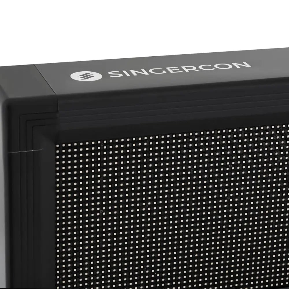 Reklameskilt med farge LED, nærbilde fra hjørne som fremhever rutenettmønster og hvit logo på toppen.