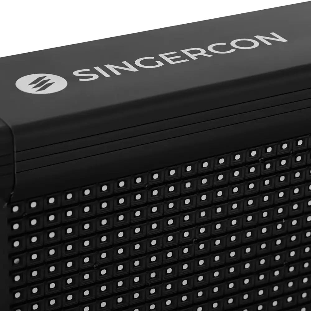 Reklametavle med lysende LED, nærbilde av fargerikt diodefelt og logo på svart metallramme.