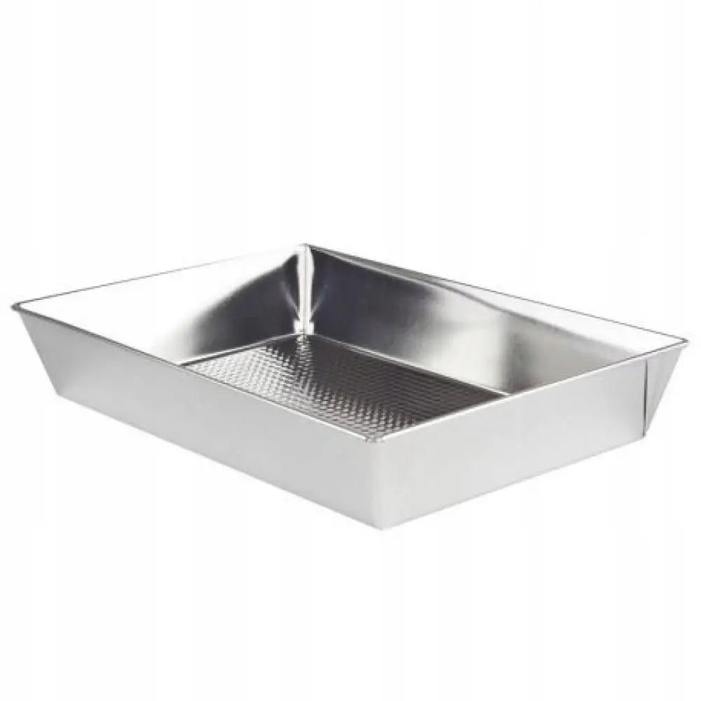 Rektangulær bakeform i sølvfarget metall, strukturert bunn og glatte sider, sett fra skrå vinkel.