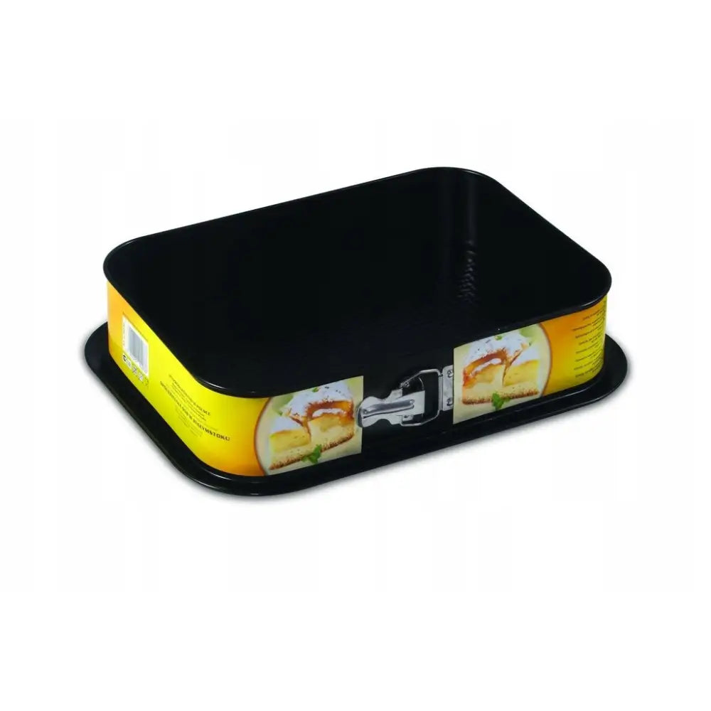 Rektangulær svart kakeform i metall med springform-lås, sett skrått ovenfra med fargerik etikett på siden.