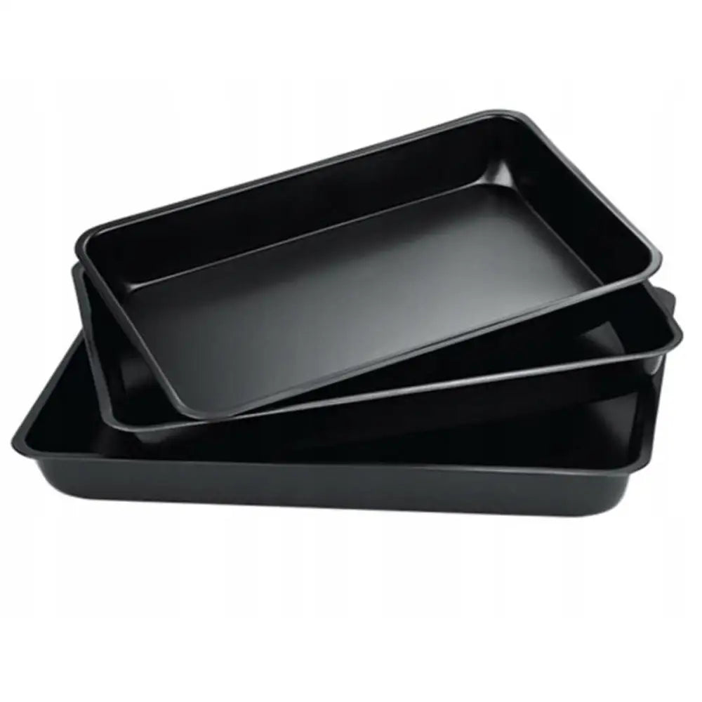 Rektangulære bakeformer i svart metall, tre størrelser stablet delvis oppå hverandre, sett skrått ovenfra.