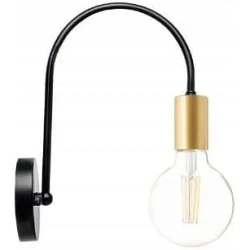 Retro buet vegglampe i svart metall med gullfarget sokkel og synlig pære, sidevisning mot hvit bakgrunn.